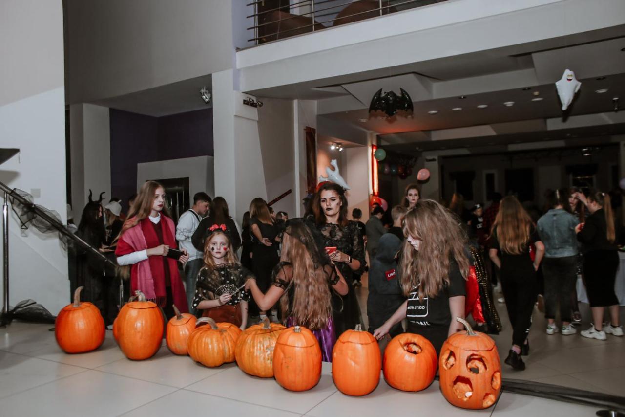 Gala Hotel Kamianets Podilskyi Bagian luar foto