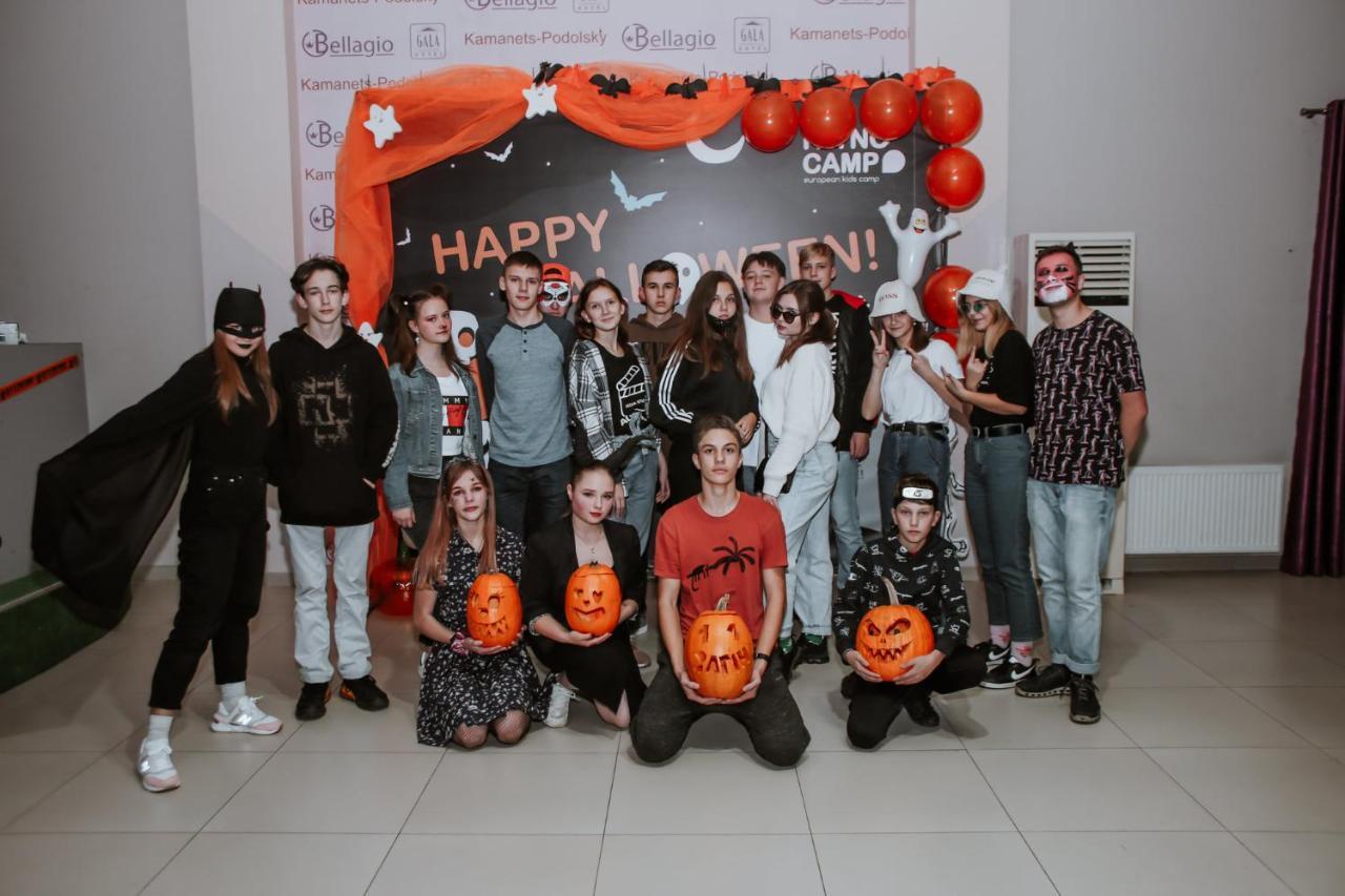 Gala Hotel Kamianets Podilskyi Bagian luar foto