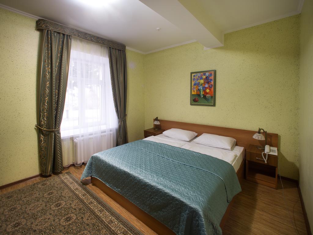 Gala Hotel Kamianets Podilskyi Ruang foto