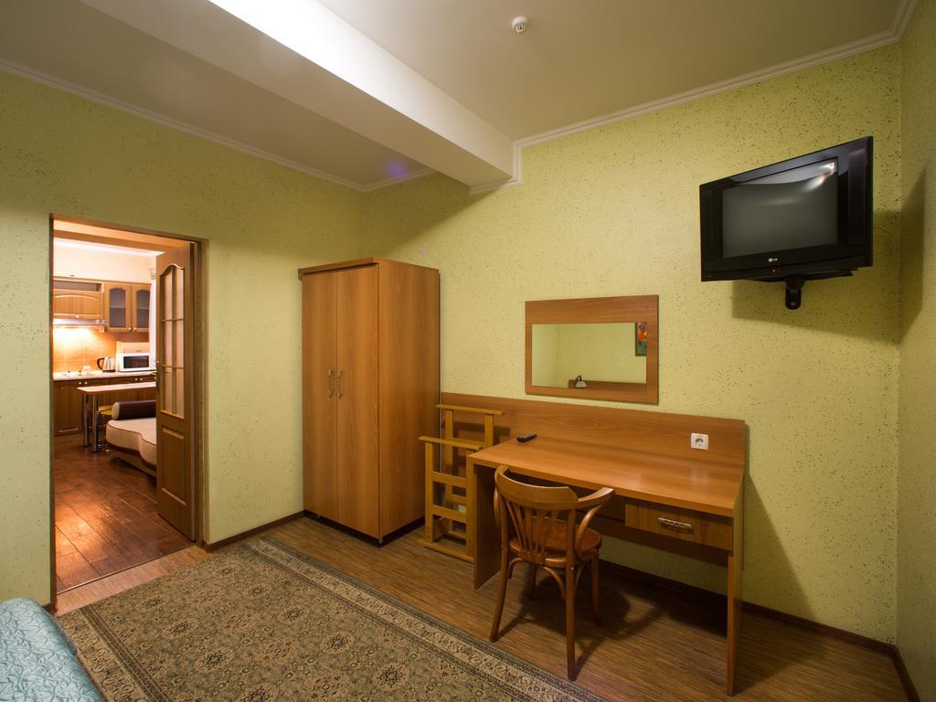 Gala Hotel Kamianets Podilskyi Ruang foto