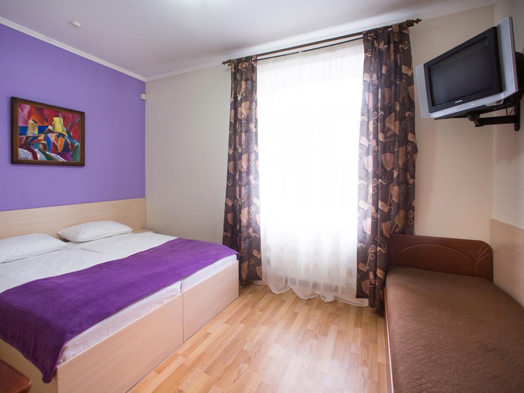 Gala Hotel Kamianets Podilskyi Ruang foto