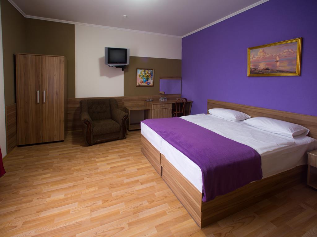 Gala Hotel Kamianets Podilskyi Ruang foto